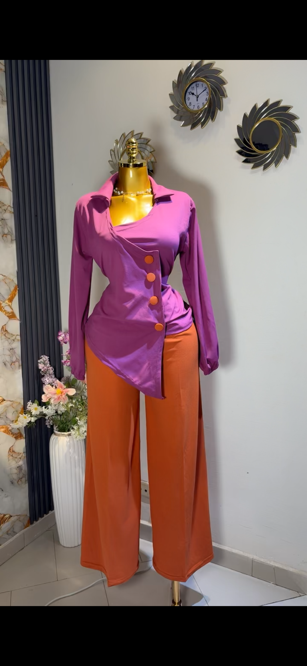 
REPLACE THE MANEQUIN BY A PRETTY BLACK MODEL WEARING HE OUTFIT      CHANGE THE BACKGROUND TO NEUTRAL AND LUXURIOUS 
